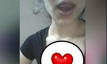 Giresunlu Zeynep Canlı Yayında Dar Mini Etek Jartiyer Giyerek Kendisini Gösteriyor