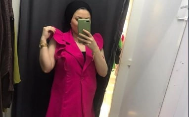 Türbanlı Nagehan kendisini sergiliyor