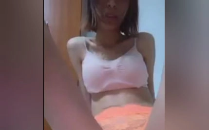 18'lik Utangaç bakire kız mastürbasyon yapıyor