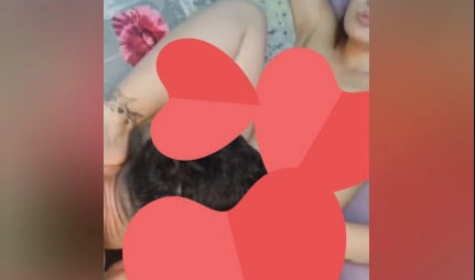 Esmer azgın hatun genç sevgilisine önce amını yalatıyor sonra sikmesine izin veriyor