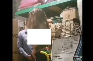 BİM'de yakalanan kız kasiyere vererek kurtuluyor