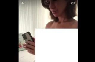 Dudakları Ve G*ğüsü Silikon Olan Kadın