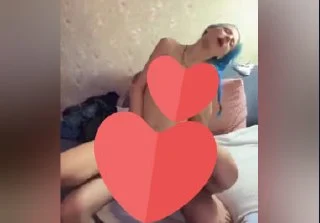 MAVİ SAÇLI ÇITIR KİZ KANKASINA VERİYOR
