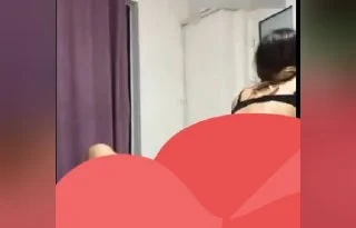 Tangalı etli amcığı öyle sik çekiyor ki sikin üstünde kıvranıyor
