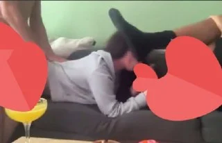 Üniversiteli genç kıza iki kişi grup yapiyor