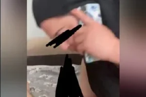 Bir elinde muz bir elide telefon Türbanlı'nın videoları