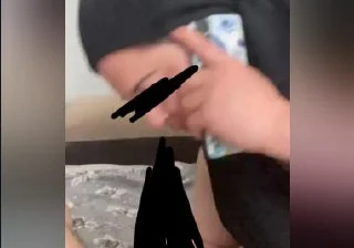 Bir elinde muz bir elide telefon Türbanlı'nın videoları