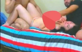 İki genç bir kızı sikiyor kızın kafası güzel