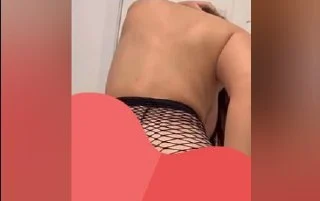 Kışkırtıcı sexy fileli iç çamaşırı ile insanı tahrik eden güzel hatun kucağa oturup sikişiyor