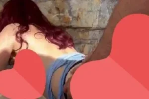 Kızıl hatunu bungalovda sikiyor. Linkte 4 adet videosu mevcut.