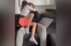 Kurt dövmeli, incecik beyaztenli çıtır kızın üstüne abana abana giriyor