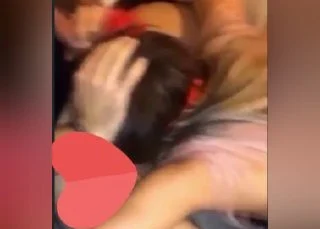 manitasını eliyle s*ktiriyor  tamamı linkte